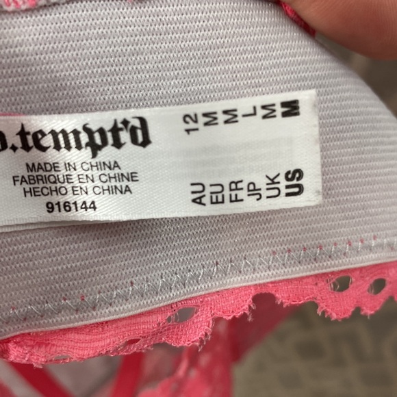 b. Tempt’d Bralette by Wacoal Pink Stretch Lace with Hook & Eye Closure Size: M - Picture 4 of 4
